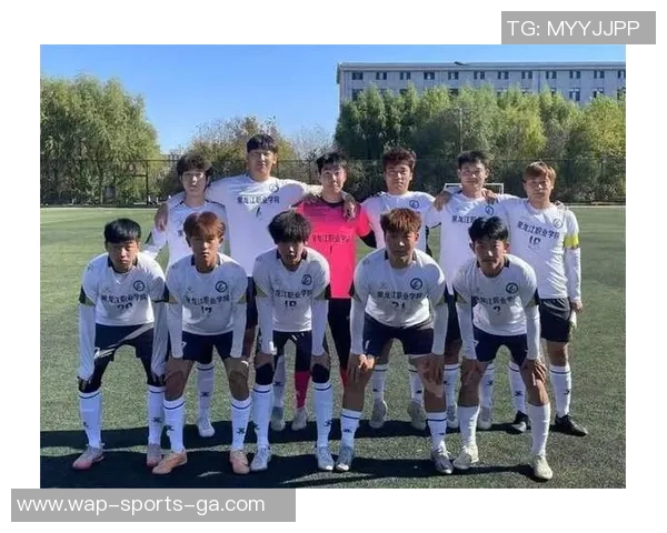 足球西梅队奋勇争先展现团队精神与拼搏精神的精彩瞬间